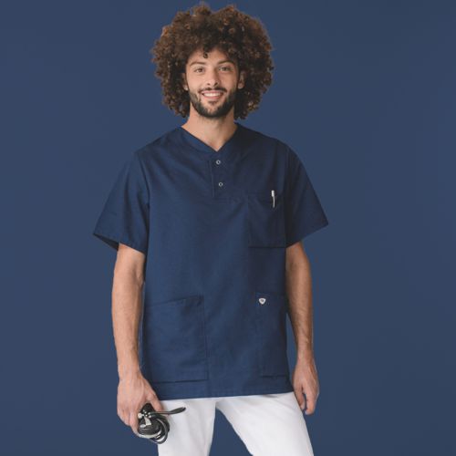 Un homme porte une casaque BP® Tencel de couleur bleu marine.
